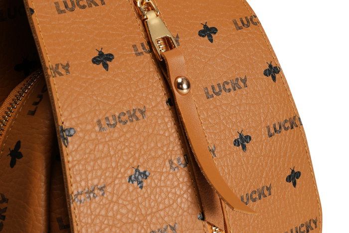 Lucky Bees Mochila 945 Mostaza, Elegante y Sofisticada de Polipiel, 23x8x33cm, 3 Bolsillos Interiores, Correa Ajustable 100cm